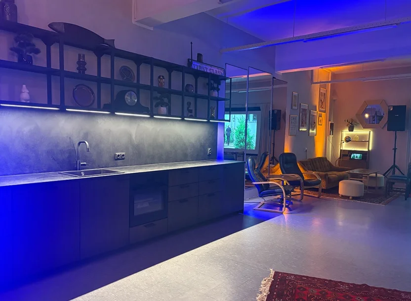 Kirowi Saali köögibaar ja lounge-ala sinises meeleoluvalgustuses – peo- ja seminariruum Viimsis