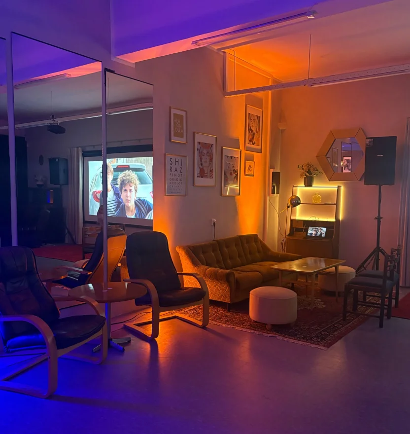 Kirowi Saali lounge-ala sametdiivani, tugitoolide ja suure ekraaniga soojas meeleoluvalguses elamussaalis Viimsis