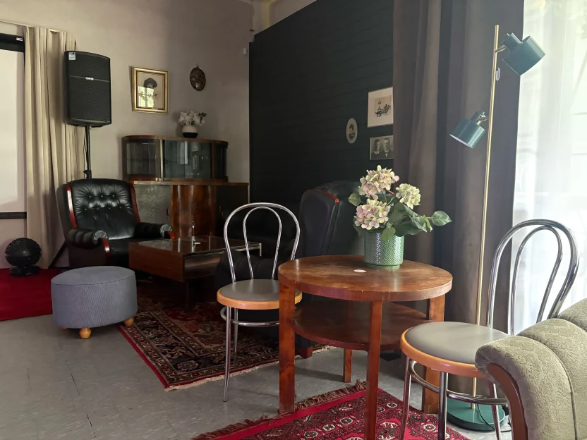 Kirowi Saali retro istumisnurk art deco puitkapi, nahktooli ja pärsia vaipadega peoruumis