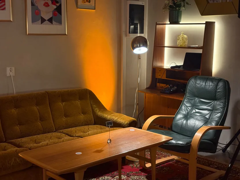 Kirowi Saali lounge-nurk retro sametdiivani, nahktugitooli ja pop-art seinapiltidega meeleoluvalgustuses Viimsis