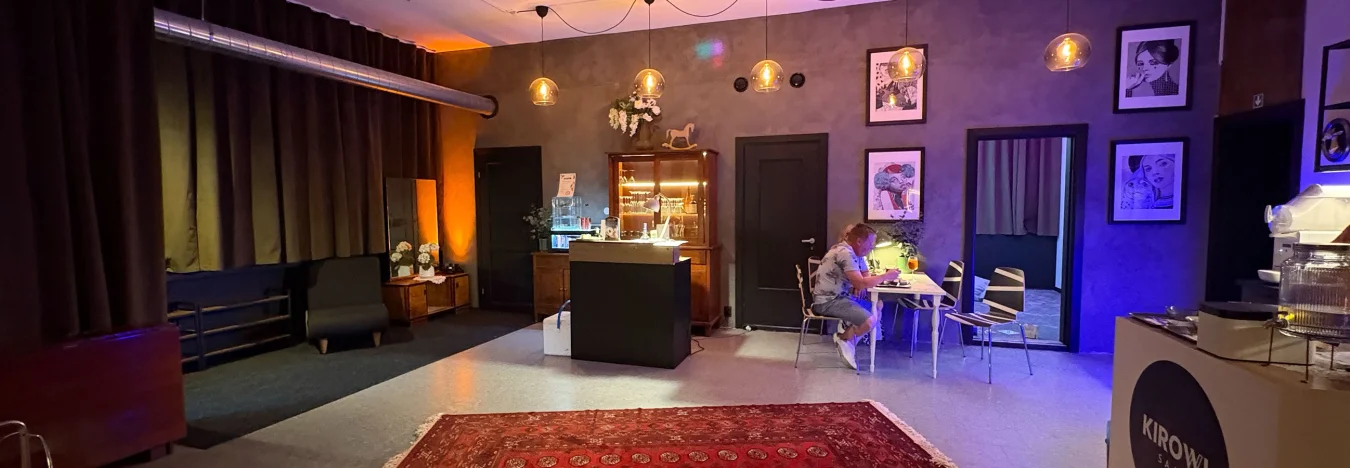 Kirowi Saali elamussaali üldvaade – baar, pärsia vaip, pop-art ja meeleoluvalgustus üritusteks Viimsis