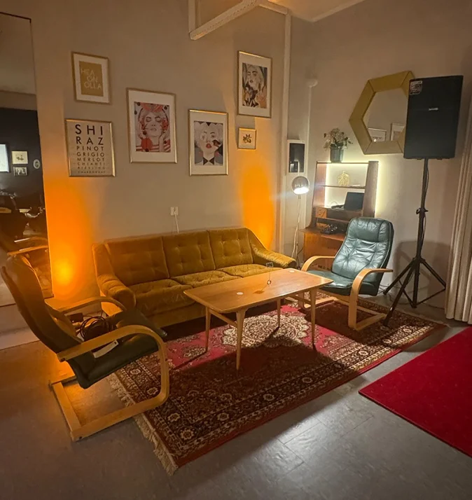 Kirowi Saali lounge samet-diivani, tugitoolide ja raamitud pop-art seinakunstiga meeleoluvalgustuses
