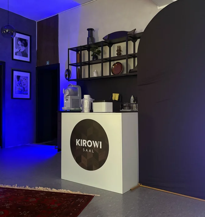 Kirowi Saali logoga baarilett sinises meeleoluvalguses, raamitud pop-art ja pärsia vaip peoruumis Viimsis